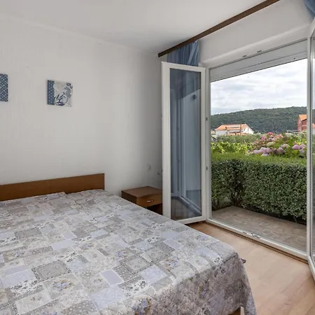 1 Bedroom Gorgeous In Supetarska Draga