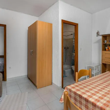 1 Bedroom Lovely In Apartment